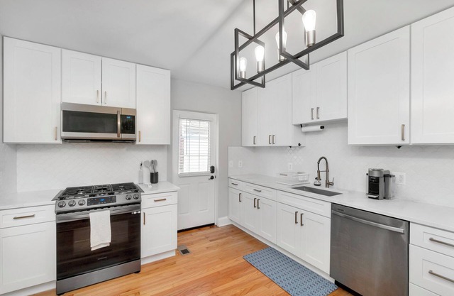 Cozy 2-bedroom apartment in charming downtown Fredericksburg, 1GB WiFi, VRE
