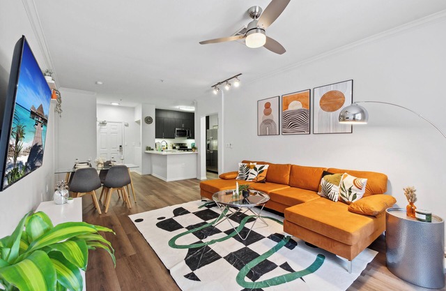 Cozy 2-bedroom apartment in welcoming Marina del Rey! Free parking and pool!