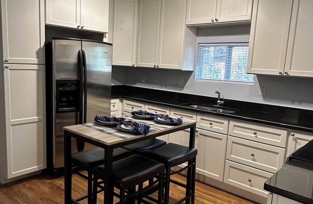 Cozy 2-bedroom apartment in peaceful Fayetteville with AC
