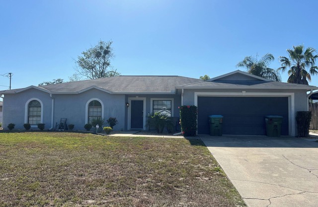 Cozy 2-bedroom apartment in peaceful Deltona. Close To Parks! Sleeps 7 People!