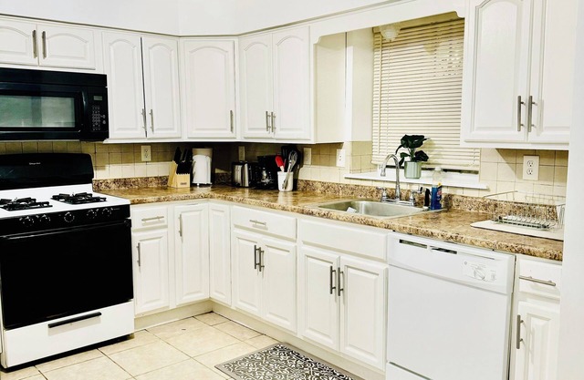 Cozy 2-bedroom Apartment by Newark Airport with Private Parking/Access to NYC
