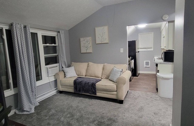 Cozy 2-bedroom apartment in awesome Omaha with AC, WiFi
