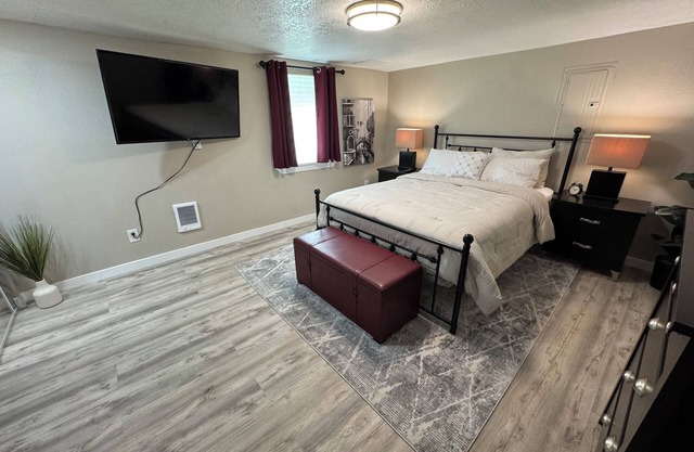 Cozy 2-bedroom basement ADU in charming Oregon City with WiFi & AC