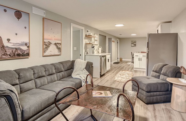 Cozy 2-bedroom basement apartment - Private yard