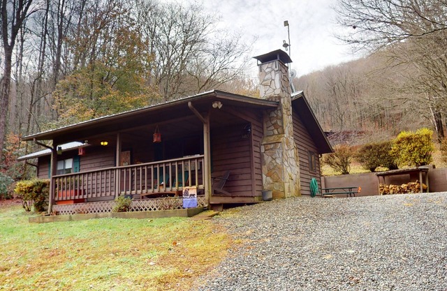 Cozy 2-bedroom cabin w/hot tub, bike storage/workshop in beautiful Bryson City!