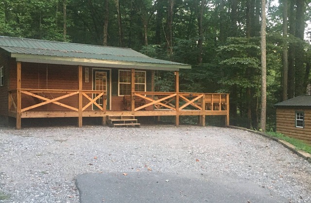 Cozy 2-bedroom cabin in charming Whittier with WiFi, AC
