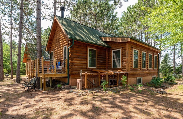 Cozy 2 bedroom cabin on the water - great location, must see!