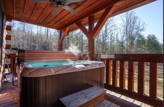 Cozy 2-bedroom cabin with hot tub! Near National Park, Casino