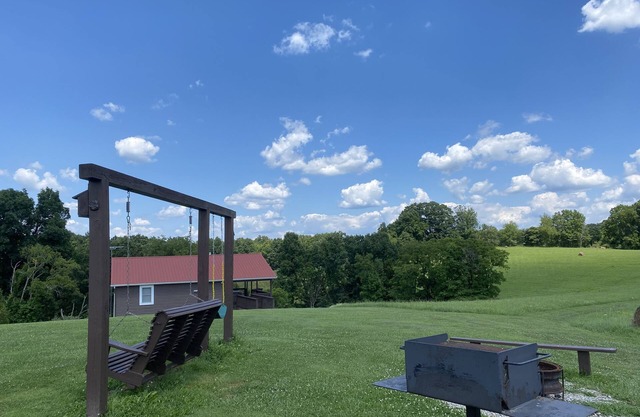 Cozy 2-bedroom cabin with hot tub in the peaceful Hocking Hills