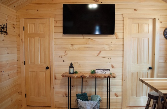 Cozy 2-bedroom cabin with hot tub nestled in the woods of Morgan County