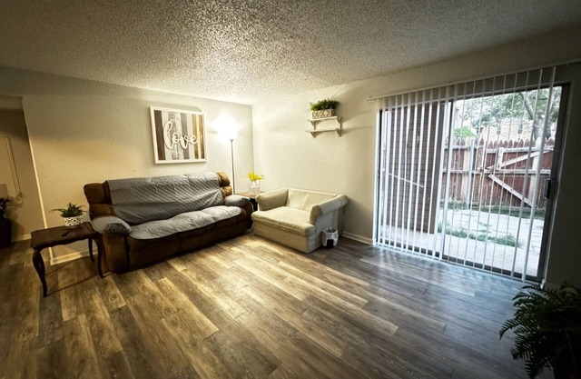 Cozy 2-bedroom condo in Midland. Right by the mall , restaurants, and stores!