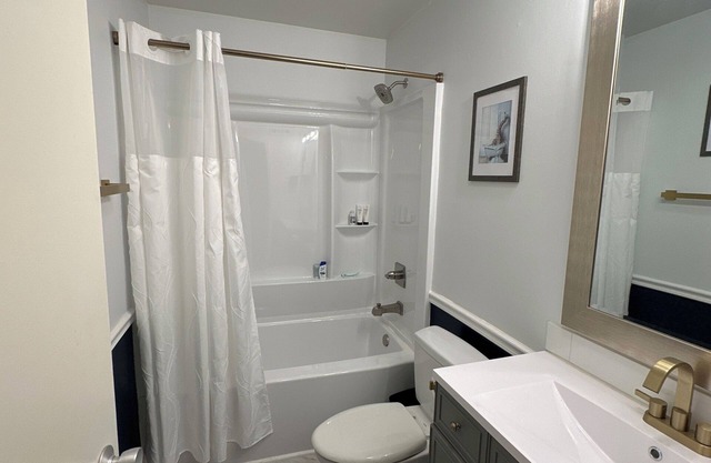 Cozy 2-bedroom condo in charming Greenville neighborhood with WiFi, AC