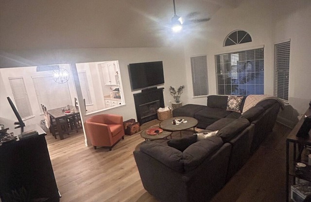 Cozy 2-bedroom condo with AC, WiFi in peaceful Fresno