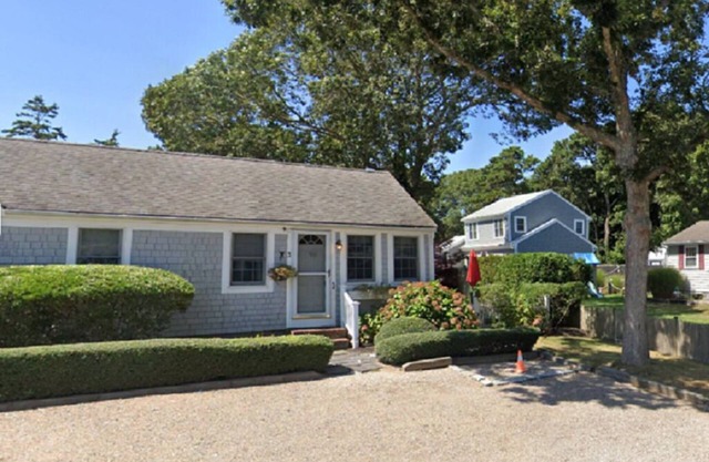 Cozy 2-bedroom cottage, 0.2 mi walk to the beach and other popular attractions!