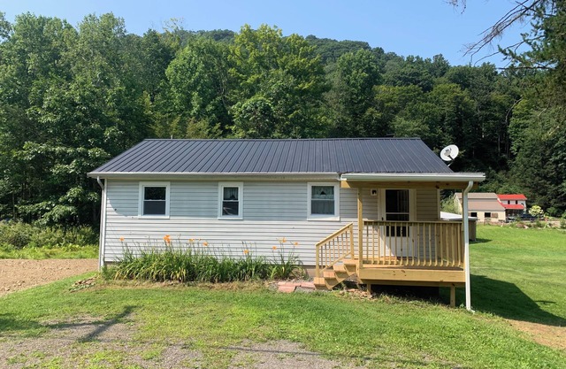 Cozy 2-bedroom Elk Grove cabin next to Ricketts Glen State Park