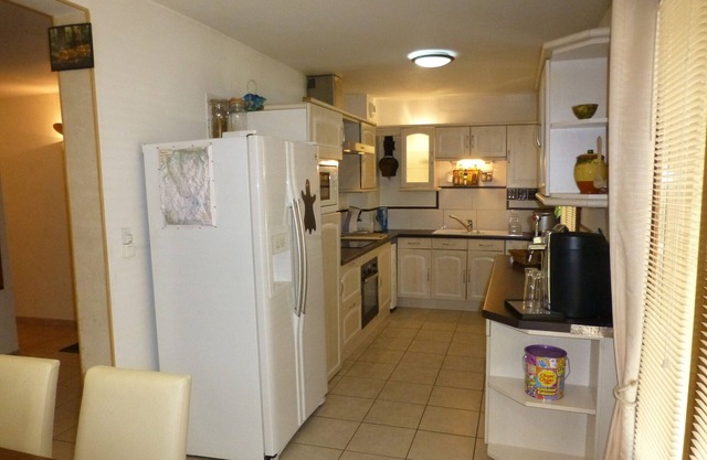 Cozy 2-bedroom apartment, near shops, parking, wifi, pets allowed