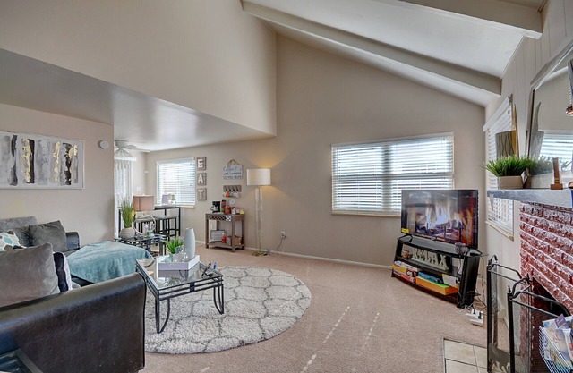 Cozy 2-bedroom house in nice Lakewood with WiFi, AC