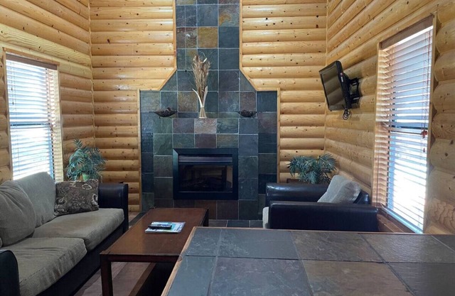Cozy 2 Bedroom Lakeview Cabin: Cabin B