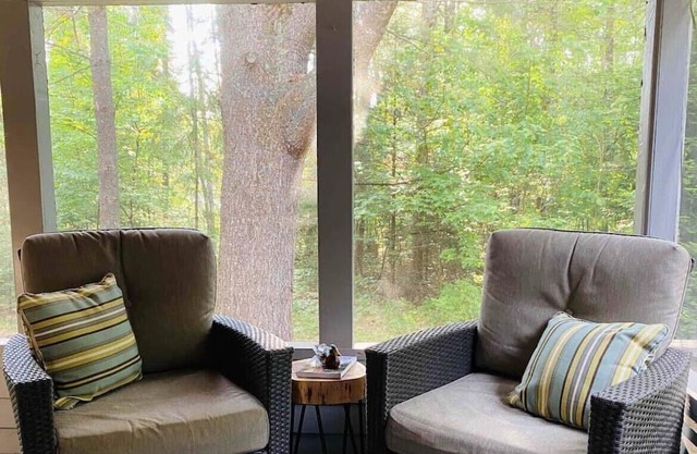 Cozy 2 Bedroom Pet-friendly Cottage!