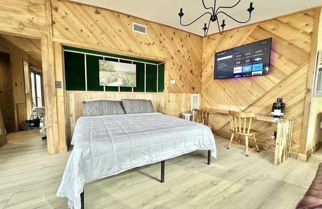 Cozy 2-bedroom Rooftop apartment in charming Old Mill Village, Campobello