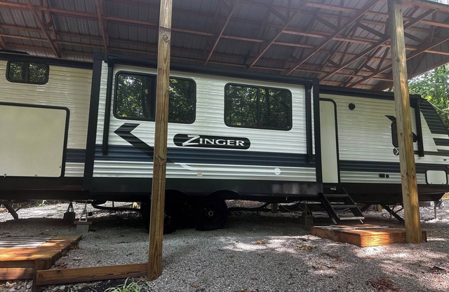 Cozy 2-bedroom RV 1.5 miles from Wolf Creek Marina, Lake Cumberland KY