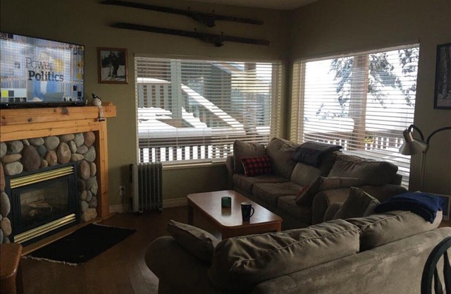 Cozy 2 Bedroom Ski in, Ski out, Chalet with European Flair and Private Hot Tub