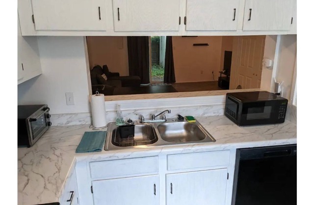 Cozy 2-bedroom townhouse close to the beach.
