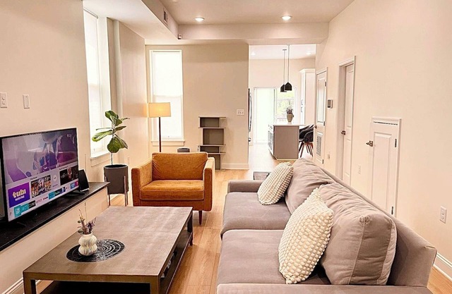 Cozy 2-bedroom townhome with WiFi and free parking in Washington DC