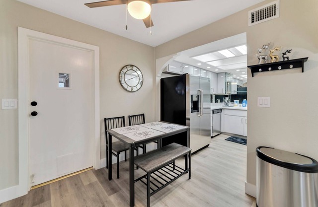 Cozy 2-bedroom townhome in welcoming Las Vegas with WiFi, AC