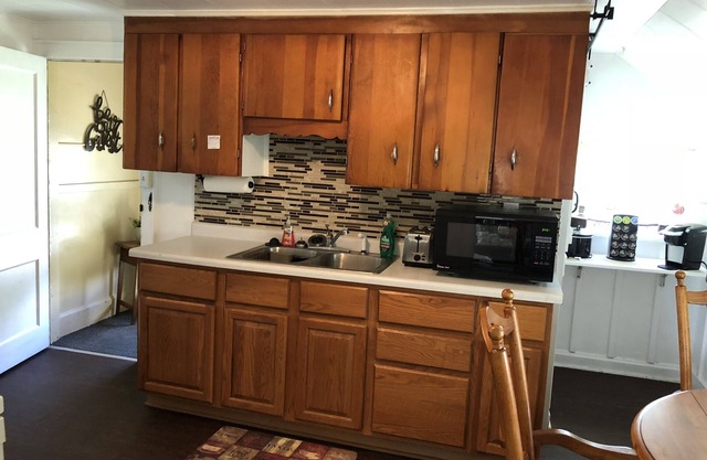Cozy 2 bedroom upper- Racine WI