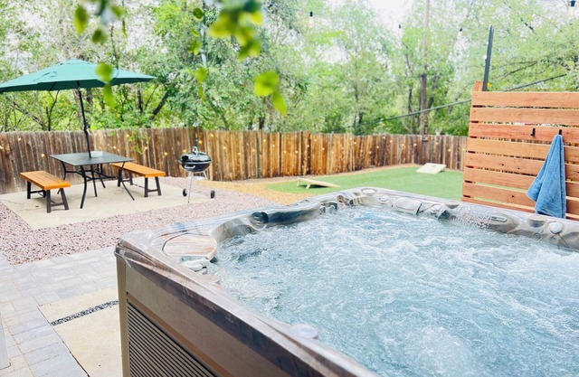 Cozy 2-bedroom house with Hot Tub in charming Colorado Springs