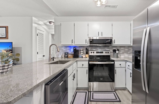 Cozy 2-bedroom condo in North Charleston, close to downtown and beaches.