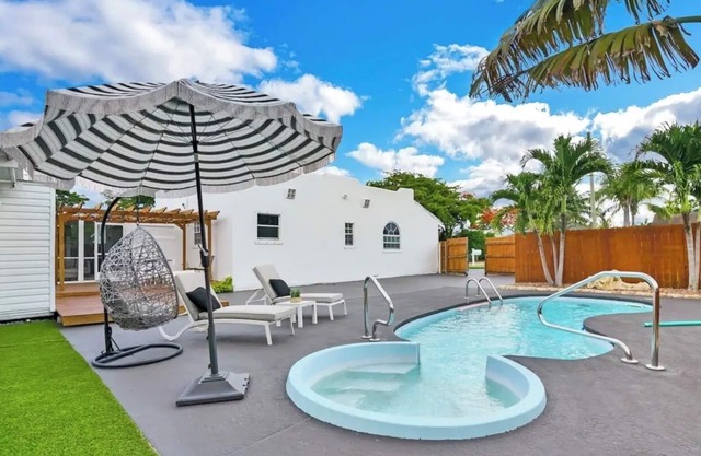 Cozy 2-bedroom house in amazing West Palm Beach with AC, WiFi