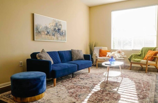 Cozy 2-BR Home 10min to Disneyland (Pool+Hot Tub+GYM)