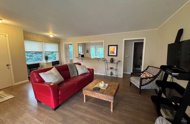 Cozy 2 BR on 1 Acre Horse Property