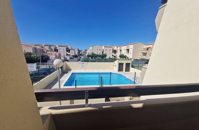 Cozy 2-Room Apartment with Pool View, Terrace, and Private Parking in Marseillan