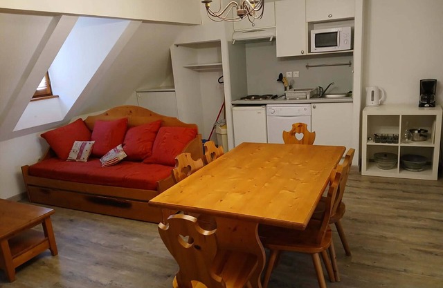 Cozy 2-Room Apartment for 6 in Vignec Village with Pool Access