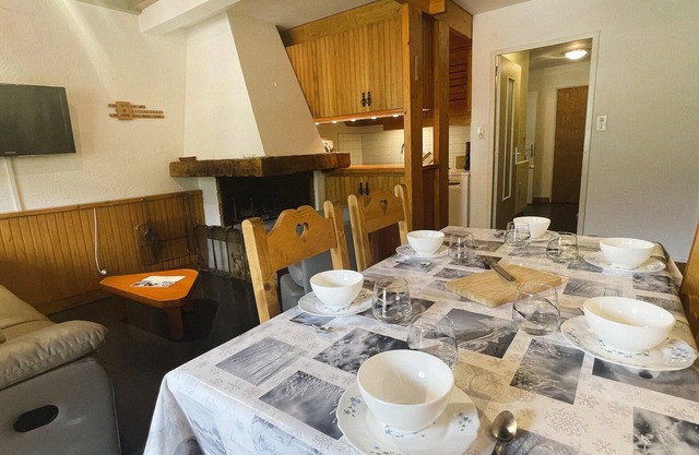 Cozy 2-Room Apartment with Mezzanine for 6 in Central Méribel, Near Shops, West-Facing Balcony