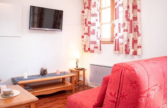 Cozy 2-Room Apartment with Balcony and Seasonal Pool Access in Vignec