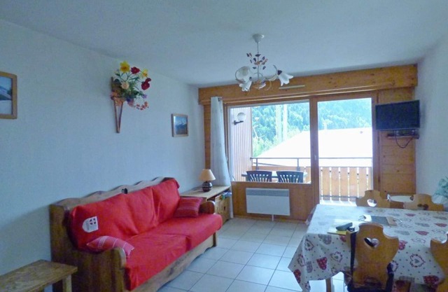 Cozy 2-Room Apartment with Cabin, Garage & Balcony near Ski Resorts - Sleeps 6