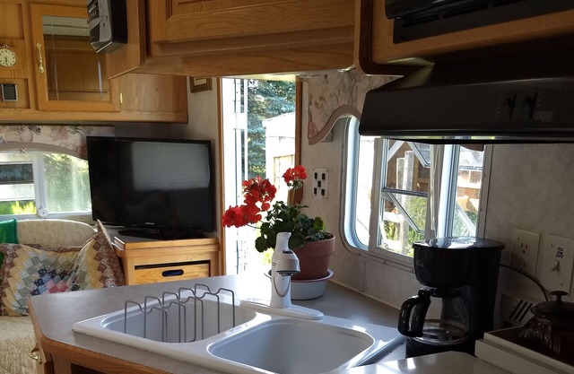 Cozy 26 1/2 ft camper in secluded country setting