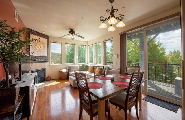 Cozy 2BD/2BA near skiing, shopping & hiking, sleeps 4, great location!
