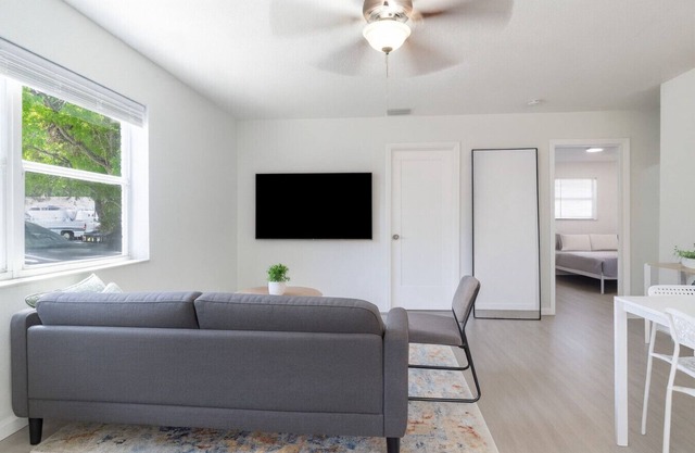 Cozy 2bed 1 Bath 5 min to Las Olas W/free parking!