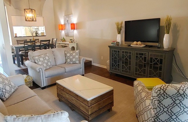 COZY 2BR 2 BA 1/2 MILE FROM THE BEACH!