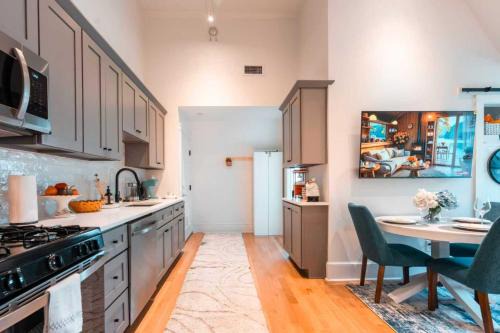 Cozy 2BR Apt with Parking, Steps to Brown and RISD