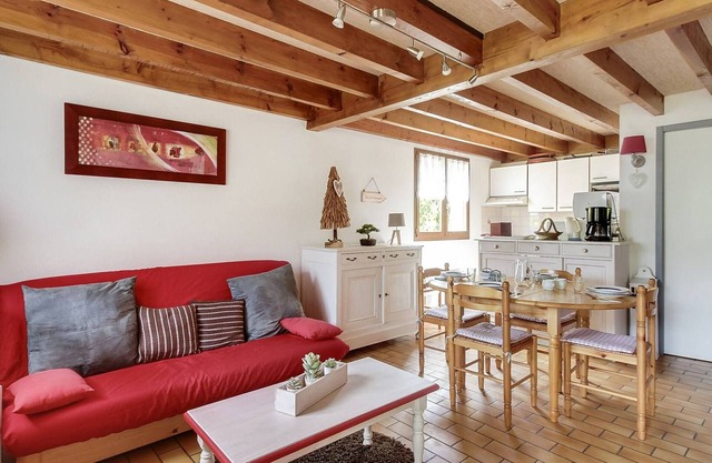 Cozy 2BR Chalet for 6 with Parking, WiFi, Terrace & Balcony – Close to Ski Lift