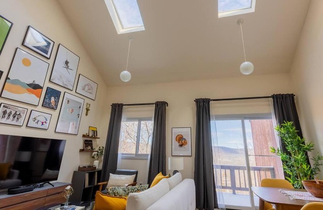 Cozy 2BR condo w/valley views