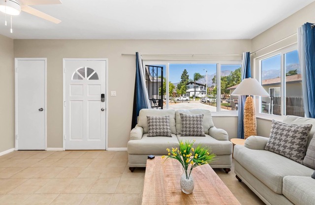 Cozy 2BR Home With Bright Interior Relaxing Patio
