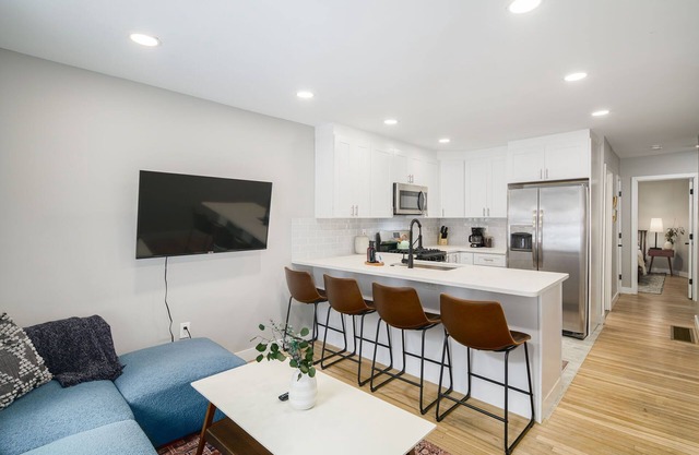 Cozy 2BR in Queen Village – Prime Location!