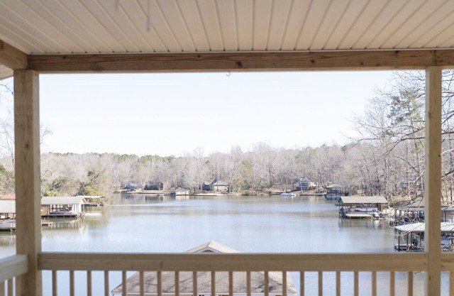 Cozy 2BR on Lake Harding! 25 Mins to Auburn!